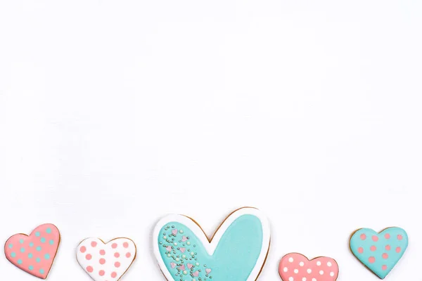 Galletas de jengibre con glaseado en forma de corazón sobre fondo blanco . — Foto de Stock