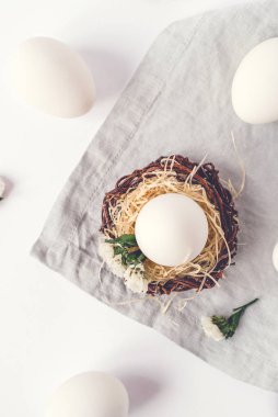 Paskalya yumurtaları ile hafif Paskalya arkaplanı.