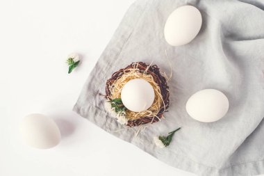 Paskalya yumurtaları ile hafif Paskalya arkaplanı.