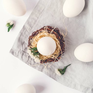 Paskalya yumurtaları ile hafif Paskalya arkaplanı.