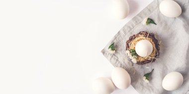 Paskalya yumurtaları ile hafif Paskalya arkaplanı.