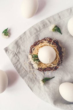 Paskalya yumurtaları ile hafif Paskalya arkaplanı.