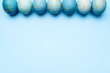 Mavi renge boyanmış yumurtaların Paskalya çerçevesi.
