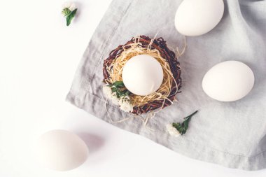 Paskalya yumurtaları ile hafif Paskalya arkaplanı.