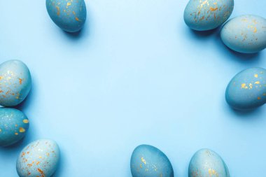 Mavi renge boyanmış yumurtaların Paskalya çerçevesi.