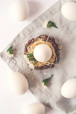 Paskalya yumurtaları ile hafif Paskalya arkaplanı.