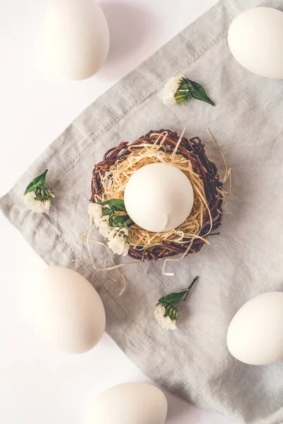 Paskalya yumurtaları ile hafif Paskalya arkaplanı.