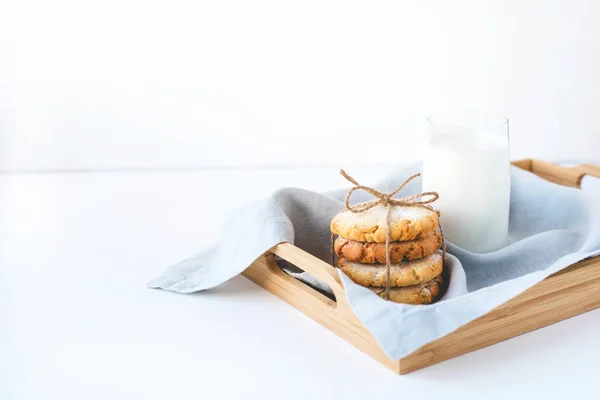 Gestapelte Kekse auf einer Leinenserviette und einem Glas Milch. — Stockfoto