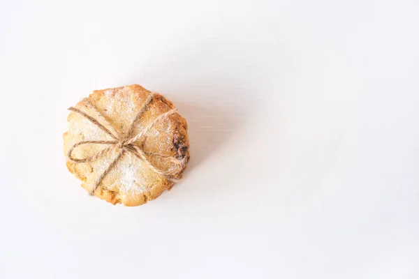 Στοίβα από φρέσκα μπισκότα σε λευκό ξύλινο τραπέζι. — Φωτογραφία Αρχείου