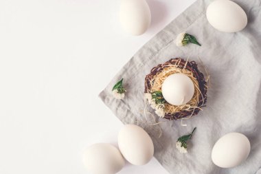 Paskalya yumurtalı hafif paskalya arkaplanı. Düz yatış, üst görünüm.