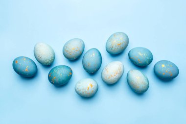 Mavi renge boyanmış yumurtaların Paskalya arkaplanı. Düz yatış, üst görünüm.