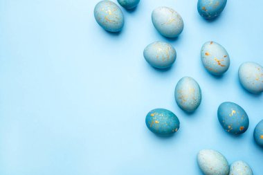 Mavi renge boyanmış yumurtaların Paskalya çerçevesi.