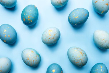 Mavi renge boyanmış yumurtaların Paskalya arkaplanı. Düz yatış, üst görünüm.