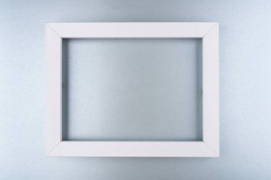 Gümüş arkaplanda beyaz metin çerçevesi.