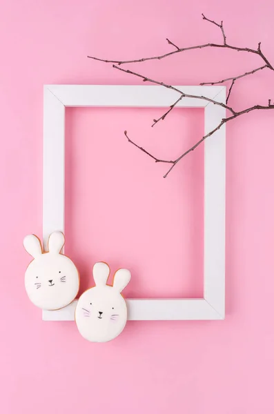 Huevo de Pascua y galletas de conejo sobre fondo rosa . — Foto de Stock