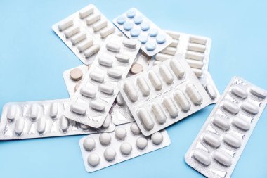 Mavi arka planda su toplayan haplar.