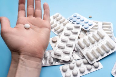 Elinde beyaz hap var. Tedavi ve eczane kavramı.