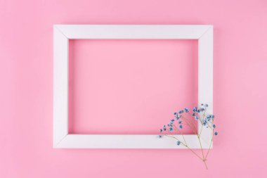 Pembe arkaplanda beyaz metin çerçevesi.