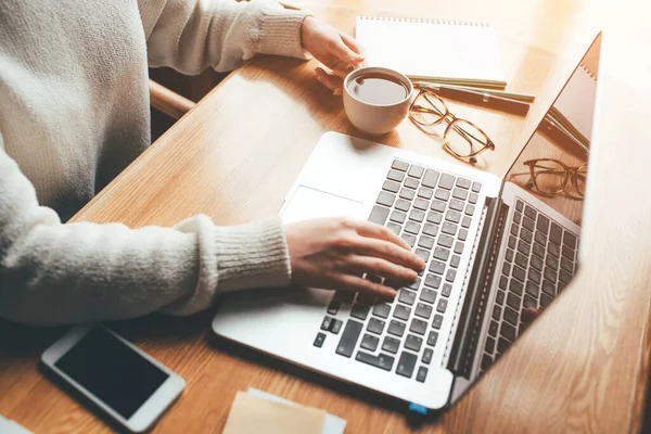 Młoda kobieta pracująca w biurze domowym na laptopie. — Zdjęcie stockowe