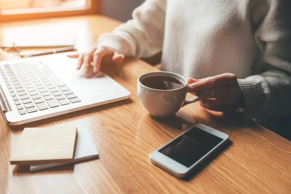 Młoda kobieta pracująca w biurze domowym na laptopie. — Zdjęcie stockowe