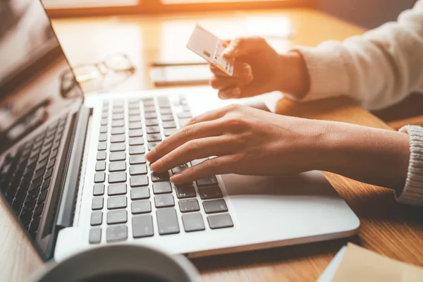 Una mujer joven hace un pago en línea por una compra . — Foto de Stock