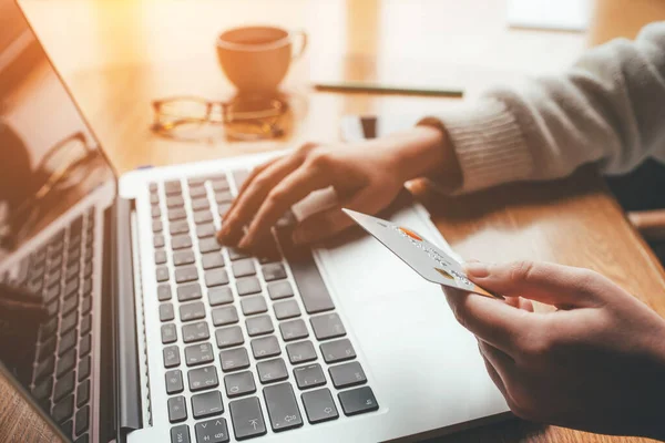 A young woman makes an online payment for a purchase. — Stock Photo, Image