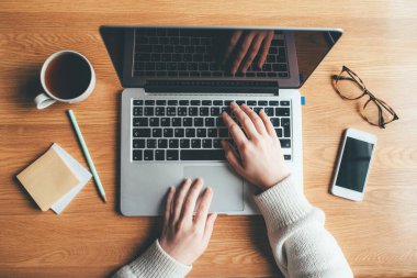 Ev ofisinde çalışan genç bir kadın..