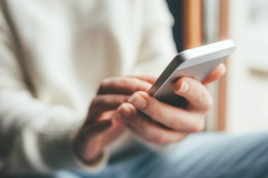 Kadınların elleri online alışveriş için akıllı telefon kullanır..