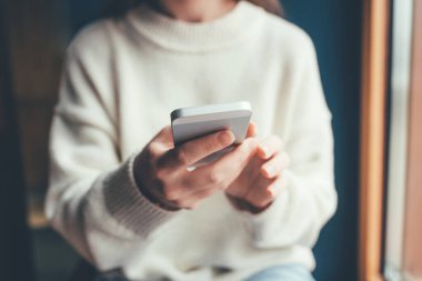 Kadınların elleri online alışveriş için akıllı telefon kullanır..