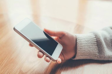 Kadınların elleri online alışveriş için akıllı telefon kullanır..