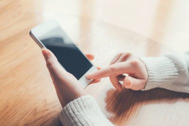 Kadınların elleri online alışveriş için akıllı telefon kullanır..