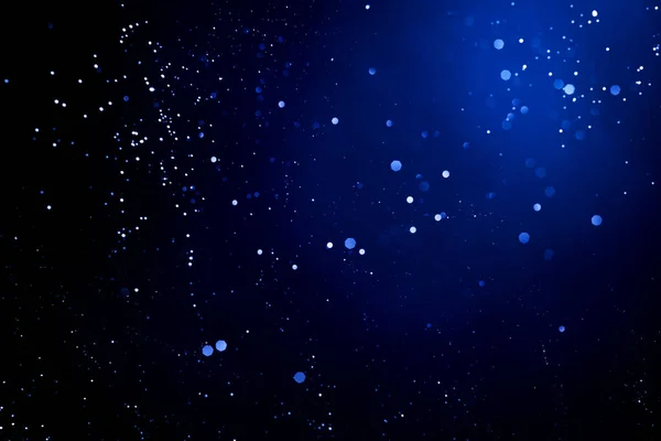 輝く青い粒子を持つ抽象的な背景. — ストック写真