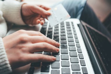 Genç bir kadın satın almak için online ödeme yapıyor..