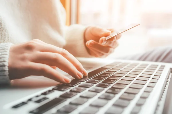 A young woman makes an online payment for a purchase. — Stock Photo, Image