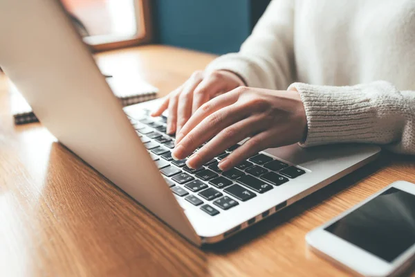 Mujer joven que trabaja en casa en su computadora portátil . — Foto de Stock