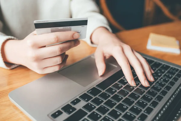 Genç bir kadın satın almak için online ödeme yapıyor..