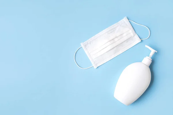 손 소독용 젤 과 수술용 마스크가 들어 있는 흰 플라스틱 병. — 스톡 사진