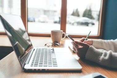 Uzaktan çalışan genç bir kadın..