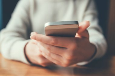 Kadınların elleri online alışveriş için akıllı telefon kullanır..