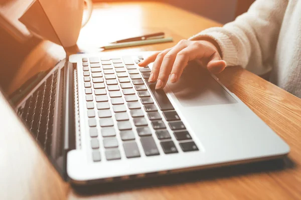 Jovem mulher trabalhando em casa em seu computador portátil . — Fotografia de Stock