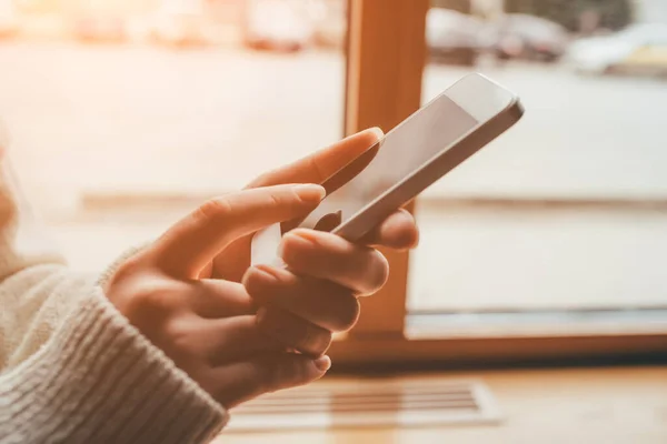 Kadınların elleri online alışveriş için akıllı telefon kullanır..