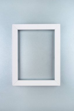 Gümüş arkaplanda beyaz metin çerçevesi.