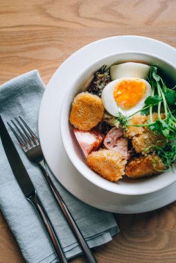 Falafel soslu taze vejetaryen salatası..