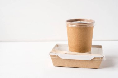 Beyaz arka planda yiyecek teslimatı için konteynırlar.