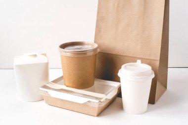Yiyecek teslimatı için çeşitli paketler.
