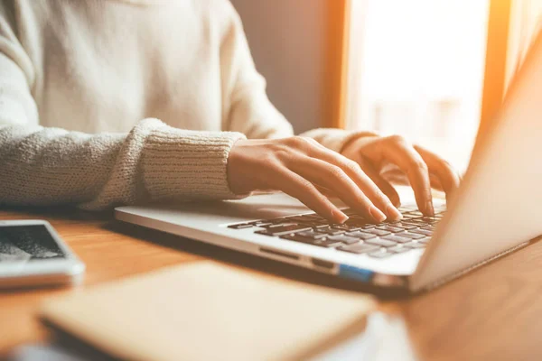 Mujer joven que trabaja en casa en su computadora portátil . — Foto de Stock