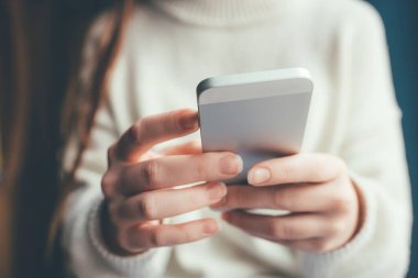 Kadınların elleri online alışveriş için akıllı telefon kullanır..