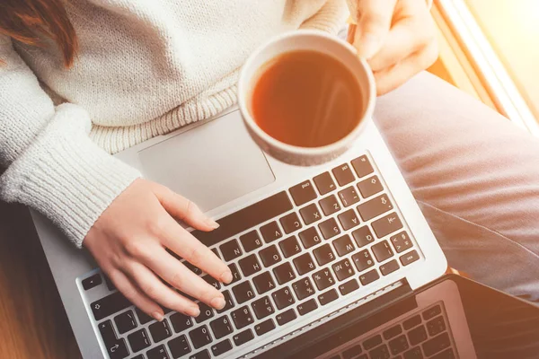 Junge Frau arbeitet zu Hause am Laptop. — Stockfoto