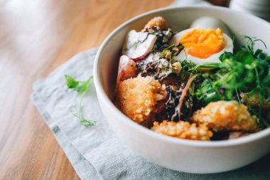 Falafel soslu taze vejetaryen salatası..