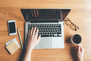 Ev ofisinde çalışan genç bir kadın..